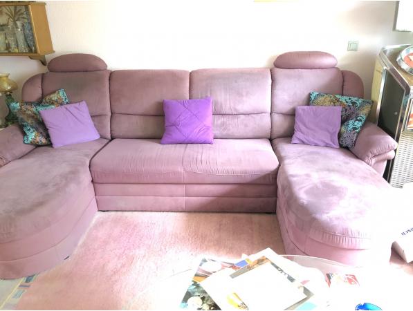 Wohnzimmercouch in lila, hochwertig | HelpTo
